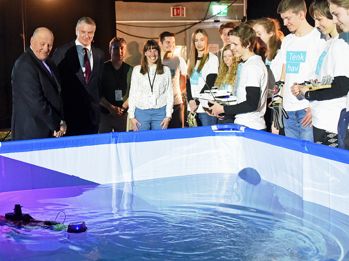 Elevene viste blant annet fram en u-båt fra da de deltok på Ocean Space Race ved NTNU. Foto: Sven Gj. Gjeruldsen, Det kongelige hoff.